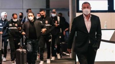 بالهتافات والتشجيع  جماهير الأهلي تستقبل الفريق بالمطار