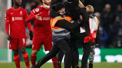 مشجع يقتحم مباراة ليفربول وتوتنهام لالتقاط صورة مع محمد صلاح ( صور)