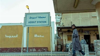 شابان يثيران الجدل و يرتديان زي 