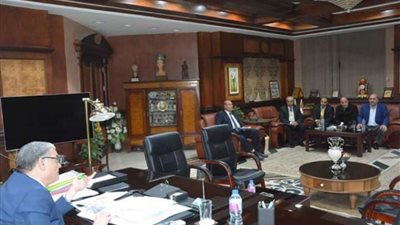 محافظ المنيا يتابع مع رؤساء المراكز عددا من الملفات بالقطاعات الخدمية