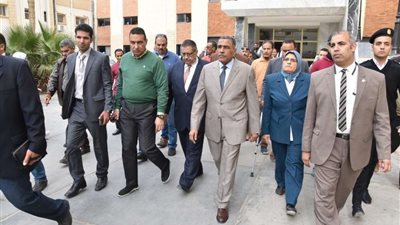 محافظ مطروح يبحث سبل احتياجات ومطالب تطوير الخدمات الصحية خلال جولة تفقدية