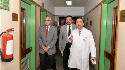 رئيس جامعة المنصورة يتفقد أعمال التطوير بمركز طب وجراحة العيون