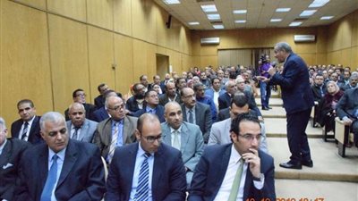 وزير التموين يجتمع بقيادات اللجان النقابية وشركات الزيوت