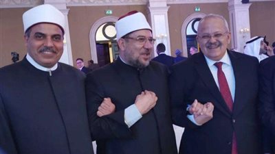 مفتي الإمارات يكرم الدكتور محمد الخشت في منتدى تعزيز السلم بالمجتمعات المسلمة