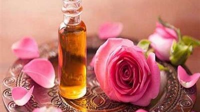 من أجل بشرة أفضل.. تعرف على فوائد زيت الورد