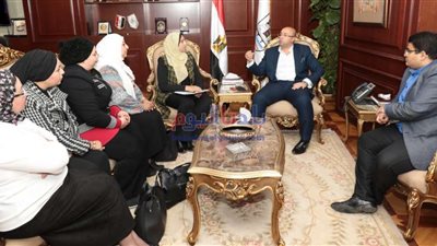 محافظ بني سويف يناقش دور المجالس القومية في خدمة قضايا المجتمع