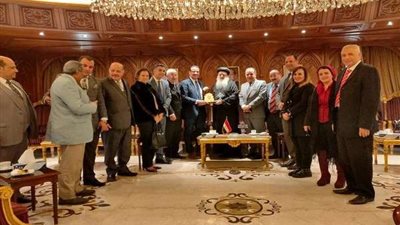 على هامش زيارتهم للغربية.. قيادات حزب الحرية تكرم الأنبا بولا صليب