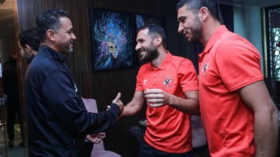 وصول علي معلول معسكر الأهلي في الدوحة استعداداً للسوبر (صور)