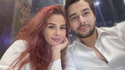 نزار الفارس يقرأ القرآن على منة عرفة.. وزوجها 