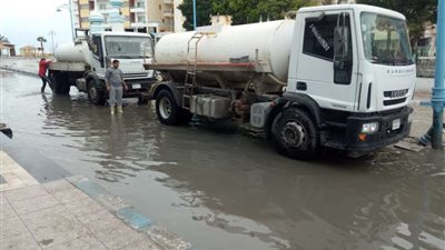 مجلس مدينة مرسى مطروح يزيل تجمعات مياه الأمطار بالشوارع والميادين