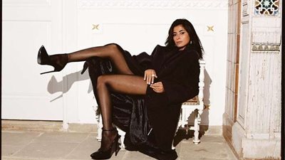 روبي تطل بالأسود احتفالا بالكريسماس..صور