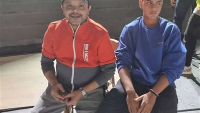 مازح محمد هنيدي ابنه..ورث الوسامة الشديدة والشراسة ونسي الطول