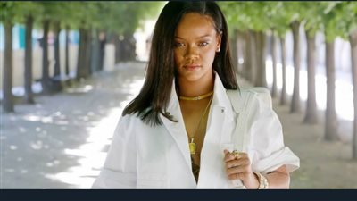 ريهانا تتصدر السوشال ميديا بفستان شفاف يظهر جسدها