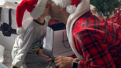 قصي الخولي يقبل فم إبنه بعيد الميلادها بطريقة مبالغ فيها