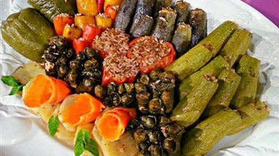 محشى عروق البصل وطعمية بالجمبرى.. اعرف بتتطبخ إزاى