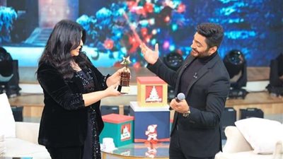 سهرة رأس السنة.. تامر حسني في ضيافة منى الشاذلي