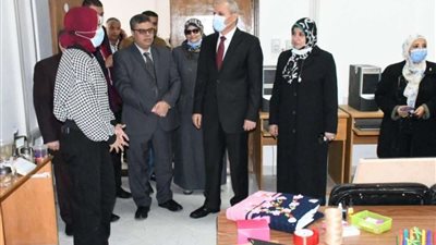 رئيس جامعة قناة السويس يفتتح معرض منتجات طلاب شعبة تكنولوجيا التعليم