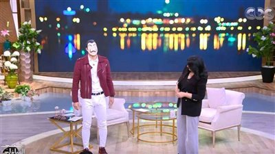 رمضان صبحي يفاجئ منى الشاذلي بقناع 