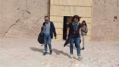 وفد سياحي من أمريكا وإيطاليا يزور المناطق الأثرية بالمنيا
