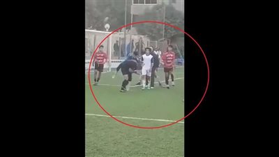 بالفيديو.. لاعب مصري يعتدي على حكم مباراة أشهر له بطاقة صفراء