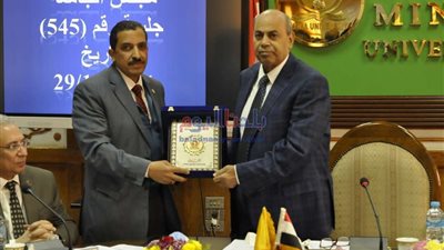 بالصور.. مجلس جامعة المنيا يكرم عمداء الهندسة والألسن السابقين