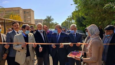 رئيس جامعة المنيا يفتتح معرض 