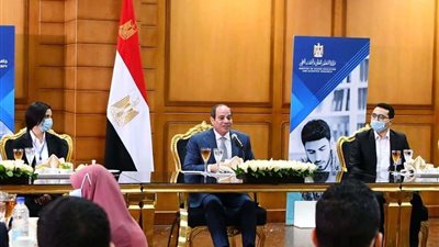 شباب بالجامعة الألمانية يستعرضون الهوية البصرية لأسوان أمام الرئيس السيسي