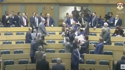 بالفيديو: مشاجرة وعراك بالأيدي بين أعضاء البرلمان الأردني