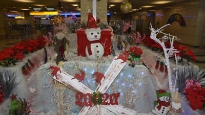 شاهد مظاهر استقبال 2020 وأعياد الكريسماس بمطار القاهرة