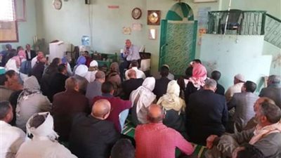 محافظ الوادي الجديد يلتقي بأهالي قرية غرب الموهوب ويستمع لمشكلاتهم