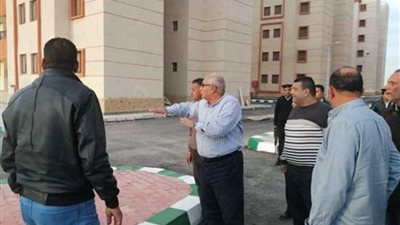 محافظ الوادى الجديد يتفقد مشروع الإسكان الاجتماعي بالفرافرة