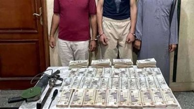 ضبط شخص بسرقة أموال عملاء البنوك أمام ماكينات الصراف الآلي.. اهم التفاصيل