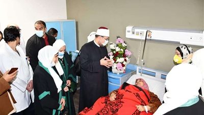وزير الأوقاف يزور سيدة الشهامة ويوجه بصرف 10 آلاف جنيه لها