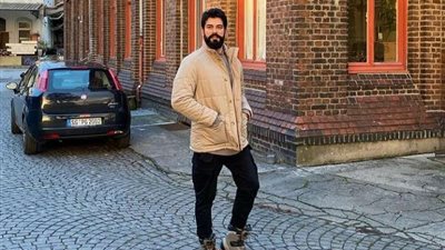 بوراك أوزجيفيت بإطلالة شبابية