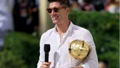 قيمة عالية وذهب أبيض.. قصة الساعة التي ظهر بها ليفاندوفسكي بحفل جوائز جلوب سوكر