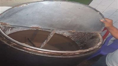 مباحث التموين تضبط  كمية من الشيكولاتة مجهولة المصدر داخل مصنع بالعبور