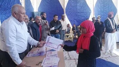 محافظ الوادي الجديد يكرم حفظة القرآن الكريم بالفرافرة