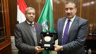 محافـظ المنوفية يستقبل المهندس إبراهيم العربى بمكتبه بالديوان العام