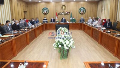 محافظ المنوفية يناقش آخر مستجدات الموقف التنفيذي لخطة رصف الطرق