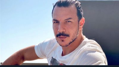 باسل خياط ينشر صورة رومانسية مع زوجته.. شاهد