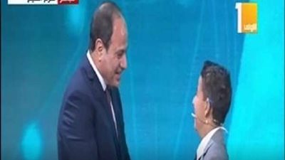 السيسي يصافح الطفل زين مكافح السرطان 4 مرات