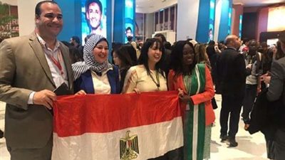 برفع الأعلام.. شباب العالم يلتقطون الصور التذكارية في منتدى شرم الشيخ