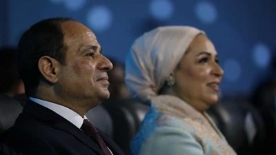 قرينة السيسي تنشر صورًا لمشاركتها بمنتدى شباب العالم