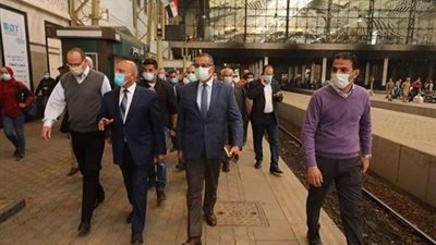 وزير النقل من محطة مصر: تخفيض سرعات القطارات حفاظاً على سلامة المواطنين