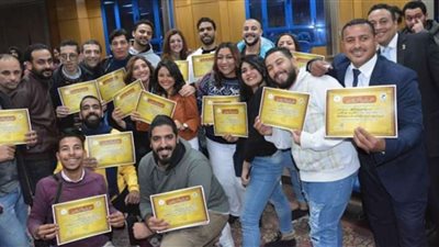 محافظ المنيا يكرم أبطال عرض مسرحية 