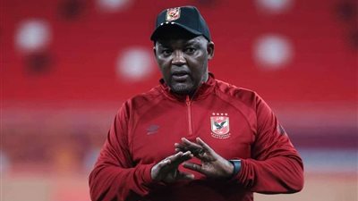 نجم الأهلي ينفجر بسبب عدم مشاركته مع الفريق