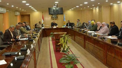 محافظ أسيوط لرؤساء المراكز: تقنين الأراضي واسترداد حق الشعب معيار تقييم للجميع