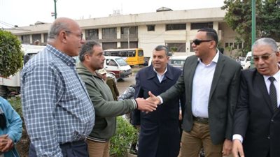محافظ الدقهلية يلتقي عمال ومشرفي وسائقي النظافة بحي شرق وغرب