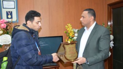 محافظ الدقهلية يكرم المهندس عبد الرحمن الرخ المتطوع بتوزيع صناديق قمامة بالمنصورة