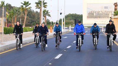 السيسي يقوم بجولة تفقدية بالدراجة بمدينة شرم الشيخ